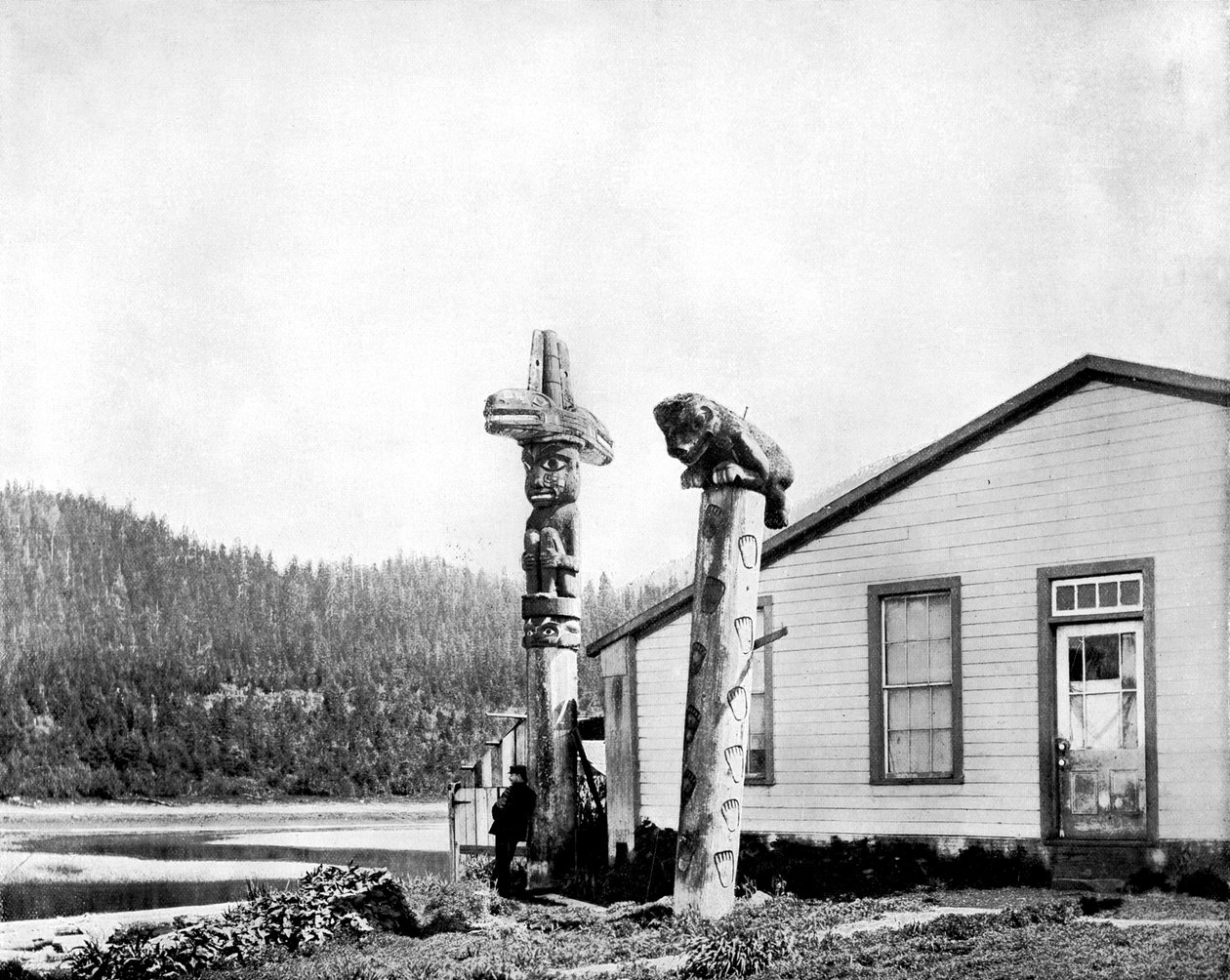 Tótems, Alaska, EE.UU., 1893 de John L. Stoddard