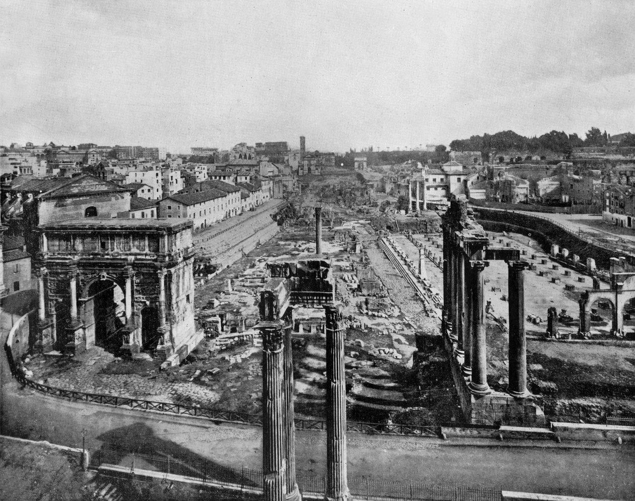 El foro en Roma con ruinas de monumentos antiguos: arco de Septimio Severo (izquierda), columnas del templo de Saturno (derecha) y columnas del templo de Vespasiano (centro, primer plano) (foto en blanco y negro) de John Lawson Stoddard