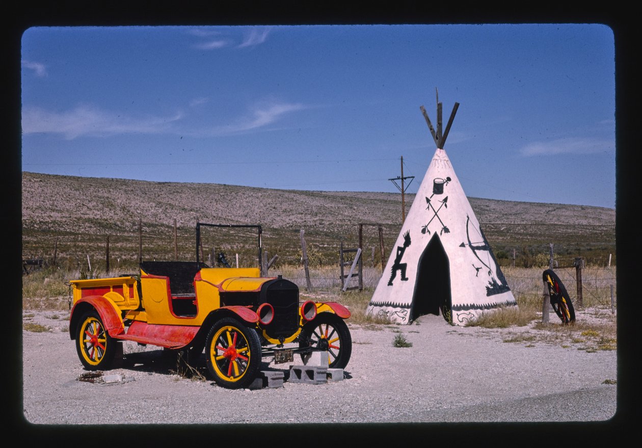 Apache Canyon Trading Post, tipi y carro, Rutas 62 y 180, Whites City, Nuevo México, EE.UU. de John Margolies