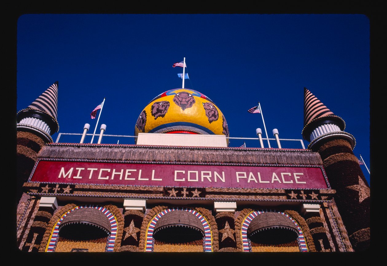 Palacio del Maíz, vista en ángulo bajo, Mitchell, Dakota del Sur, EE.UU. de John Margolies