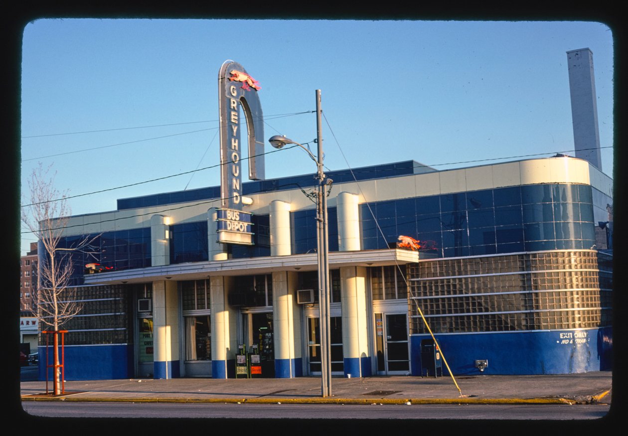 Depósito de autobuses Greyhound, Columbia, Carolina del Sur, EE.UU. de John Margolies