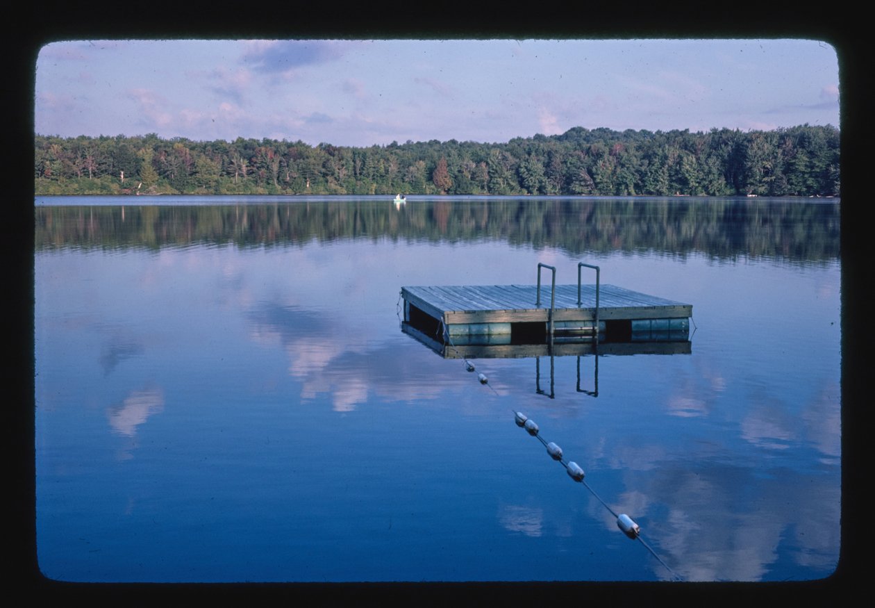 Menges Sand Pond, Menges Lakeside Resort, Livingston Manor, Nueva York, EE.UU. de John Margolies