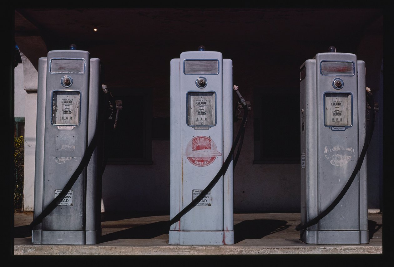 Olympic Gas Pumps, San Diego, California, EE.UU. de John Margolies