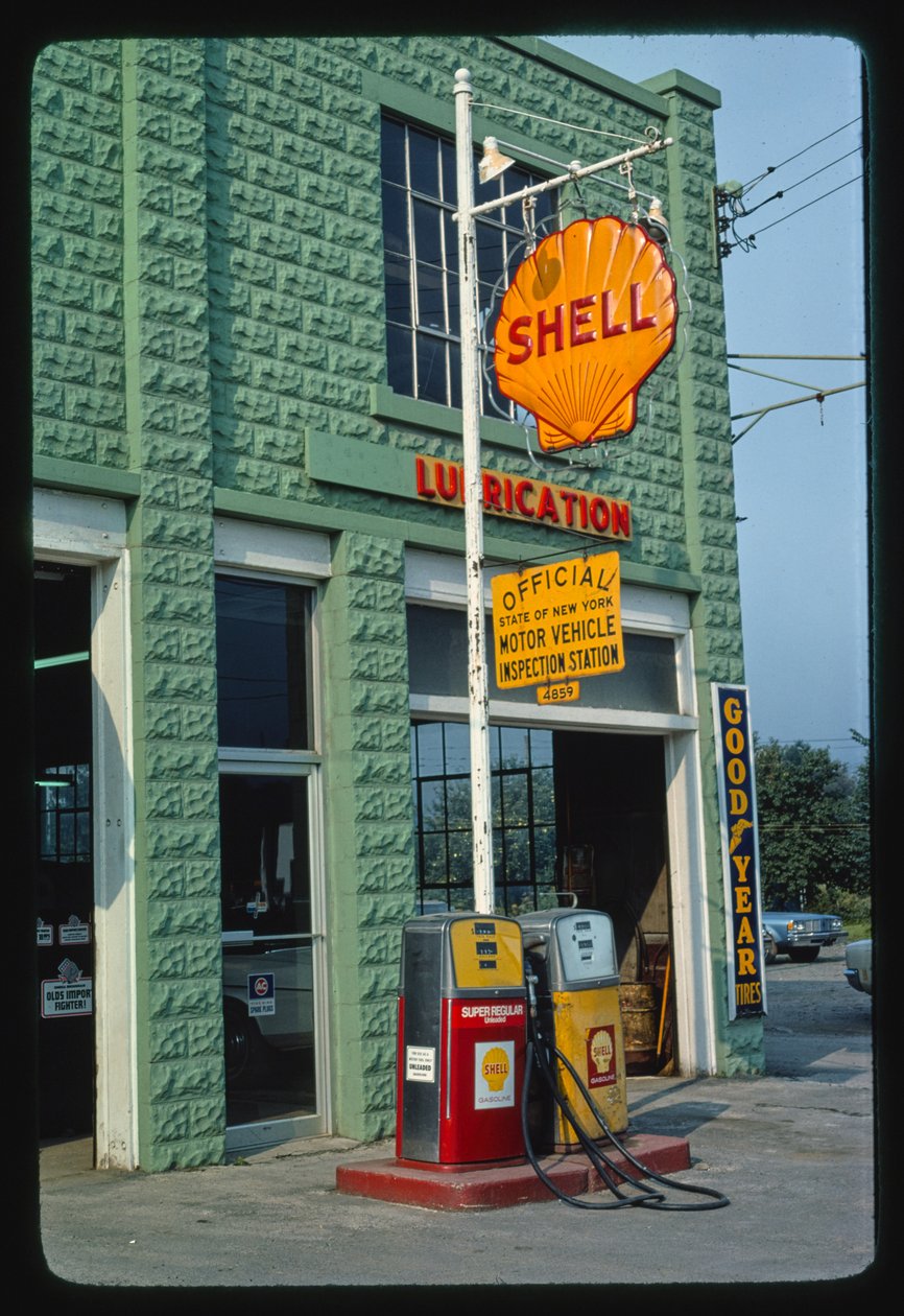 Gasolinera Shell, Delaware Street, Walton, Nueva York, EE.UU. de John Margolies