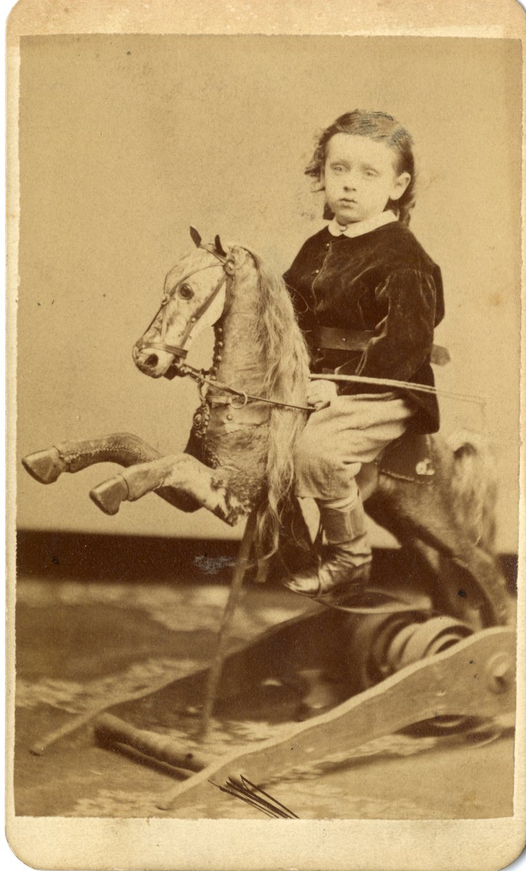 Niño con látigo en caballo de balancín de John McCaffrey
