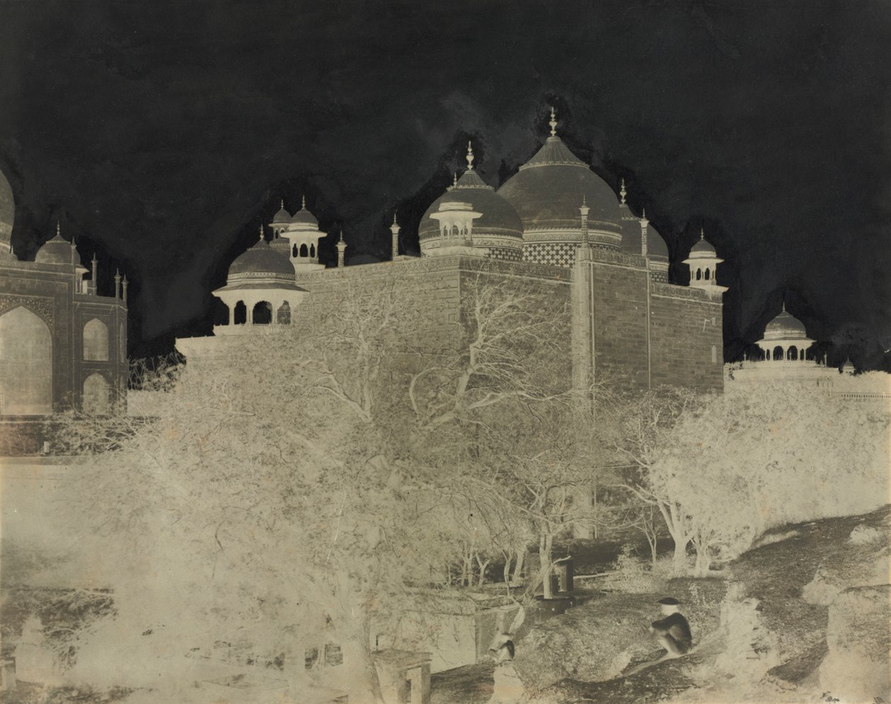 Taj Mahal, vista trasera de la casa de descanso, con figura, c. 1858-1862 de John Murray