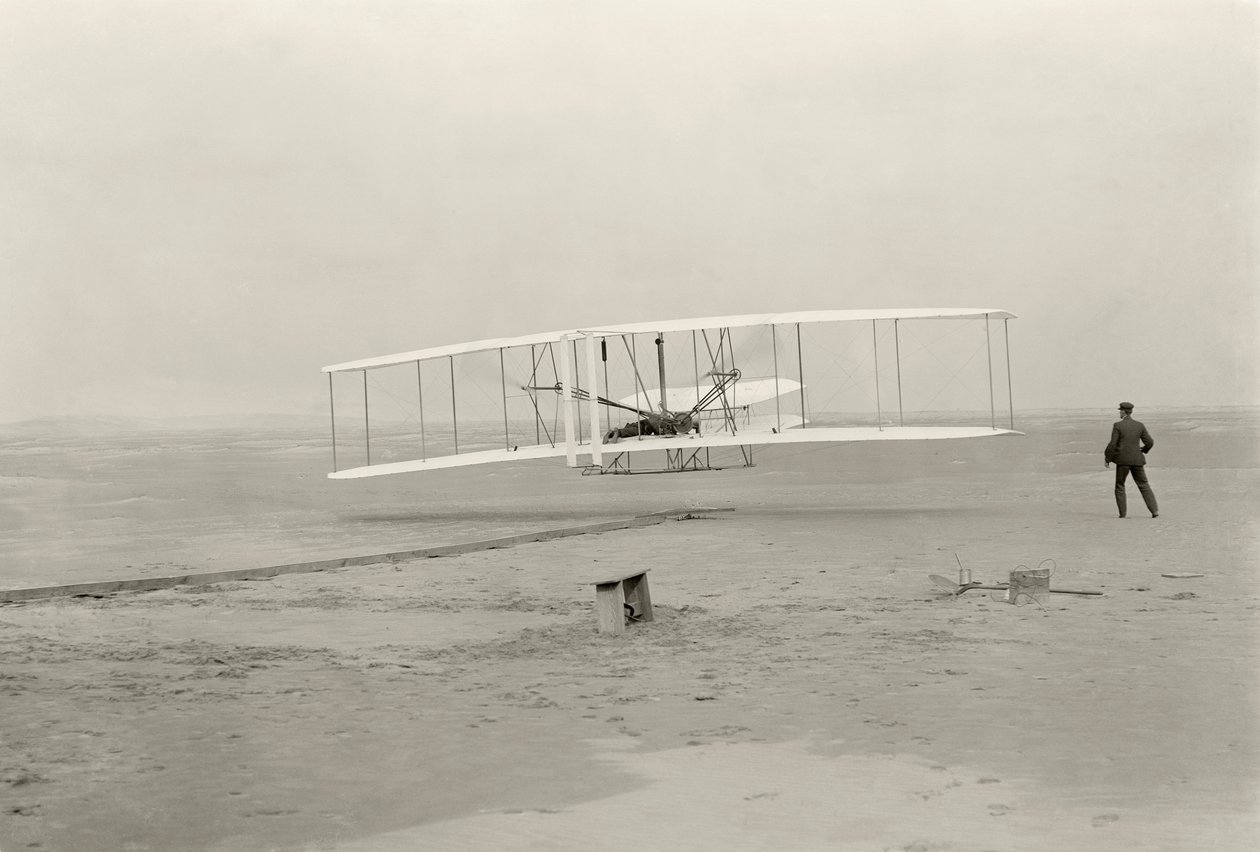 El Wright Flyer I realiza su primer vuelo de 120 pies en 12 segundos, en Kitty Hawk, Carolina del Norte de John T. Daniels