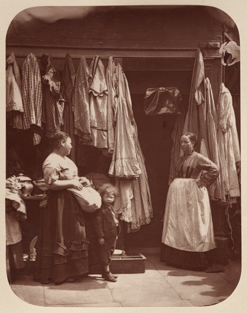 Una tienda de ropa vieja, Seven Dials de John Thomson
