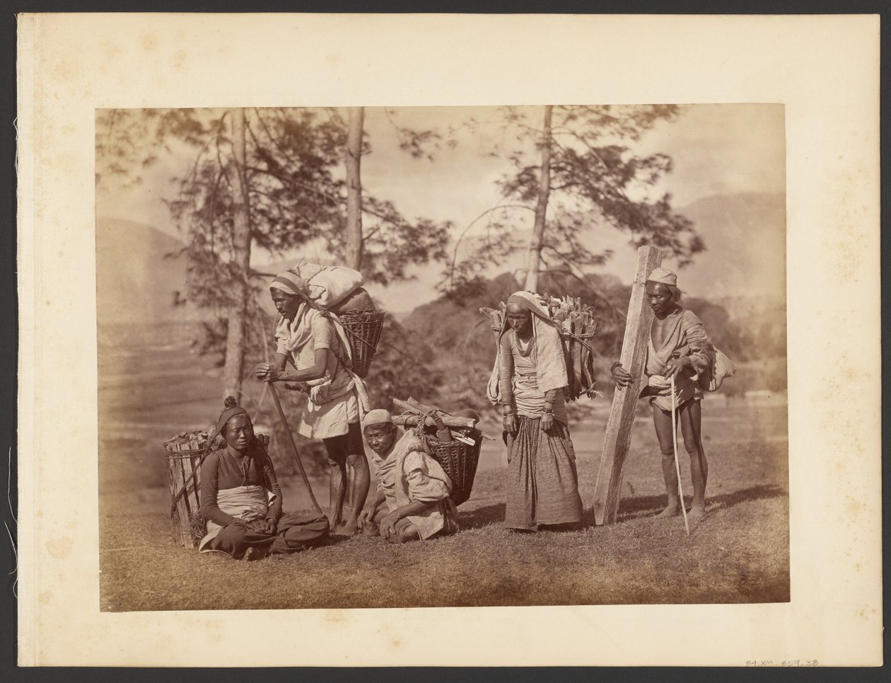 [Grupo de hombres que llevan cestas] de John Thomson