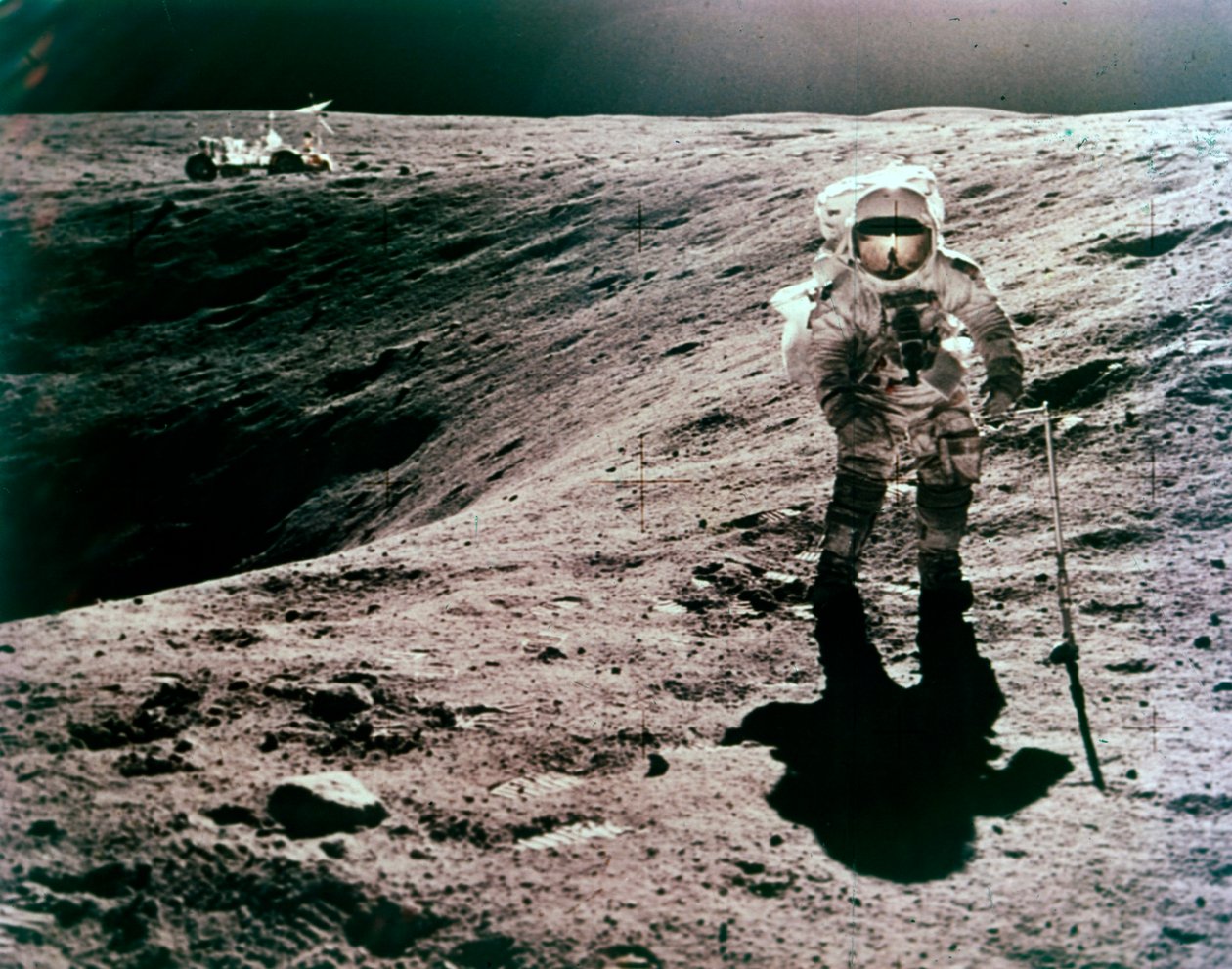Astronauta Charles Duke en el sitio de aterrizaje de Descartes, misión Apollo 16, abril de 1972 de John Watts Young