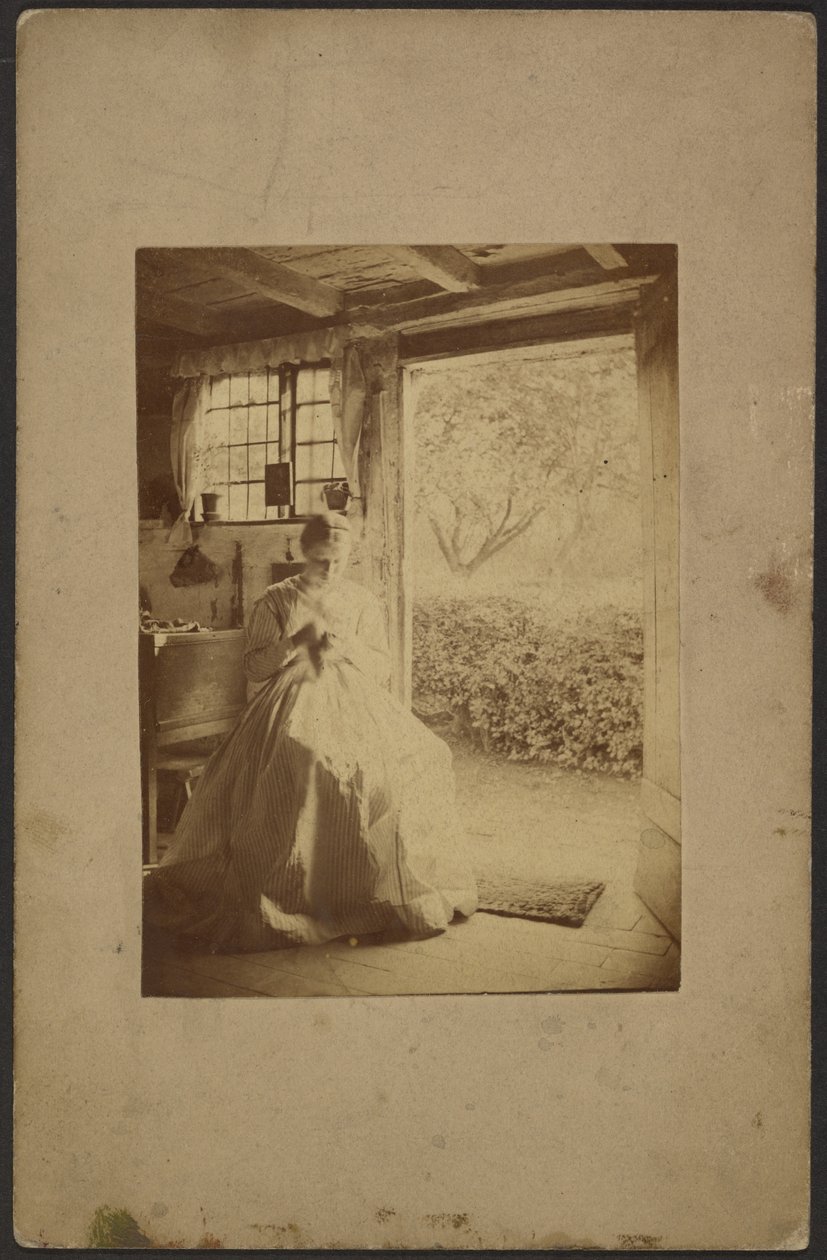 [Mujer con vestido largo a rayas sentada dentro de la habitación] de John Whistler