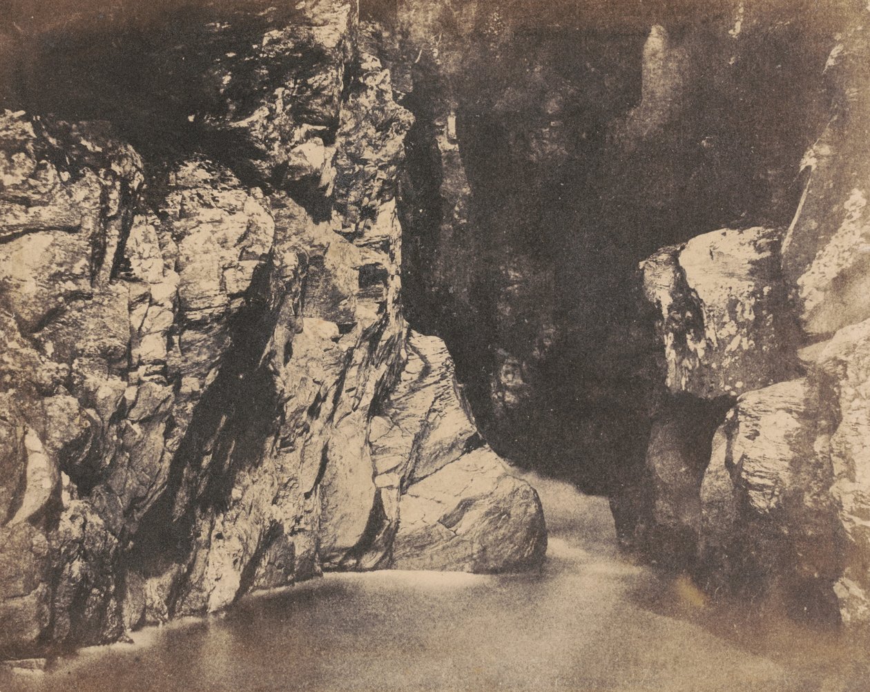 Orillas de un estanque, el puente Rumbling en Dunkeld,c. 1853 (foto) de John William Dudgeon