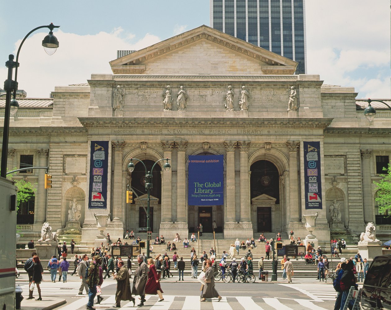 Detalle de la fachada de la Biblioteca Pública de Nueva York, inaugurada en 1911 de John and Hastings, Thomas Carrere