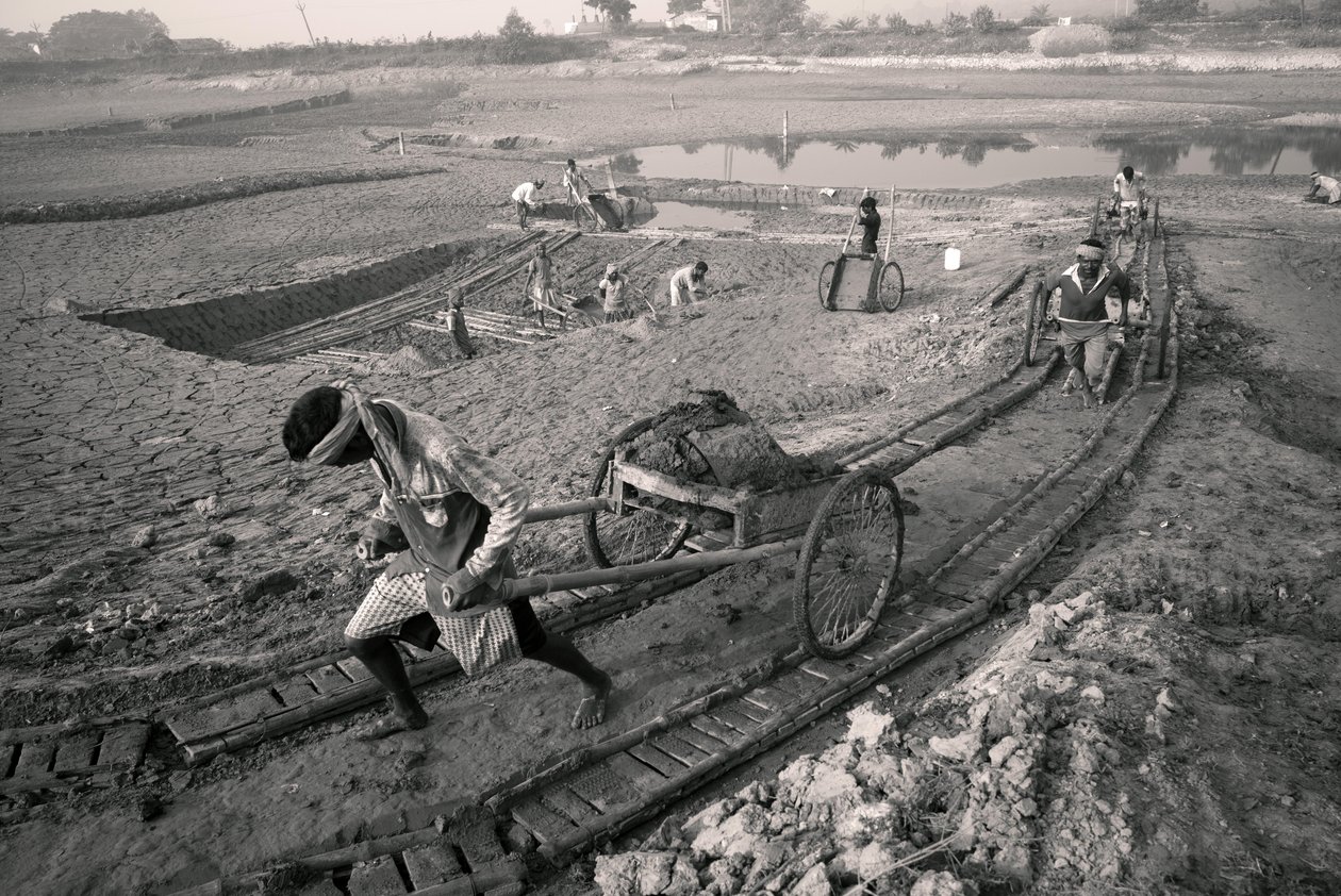 Fábricas de ladrillos en Calcuta, India, 2016 (foto) de Jon Nicholson