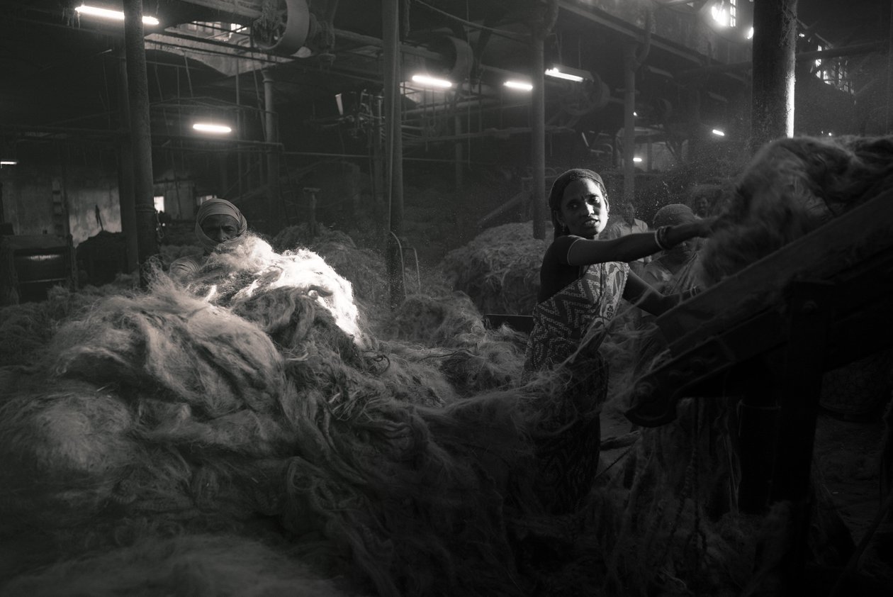Fábrica de yute, Calcuta, India, 2017 (foto) de Jon Nicholson
