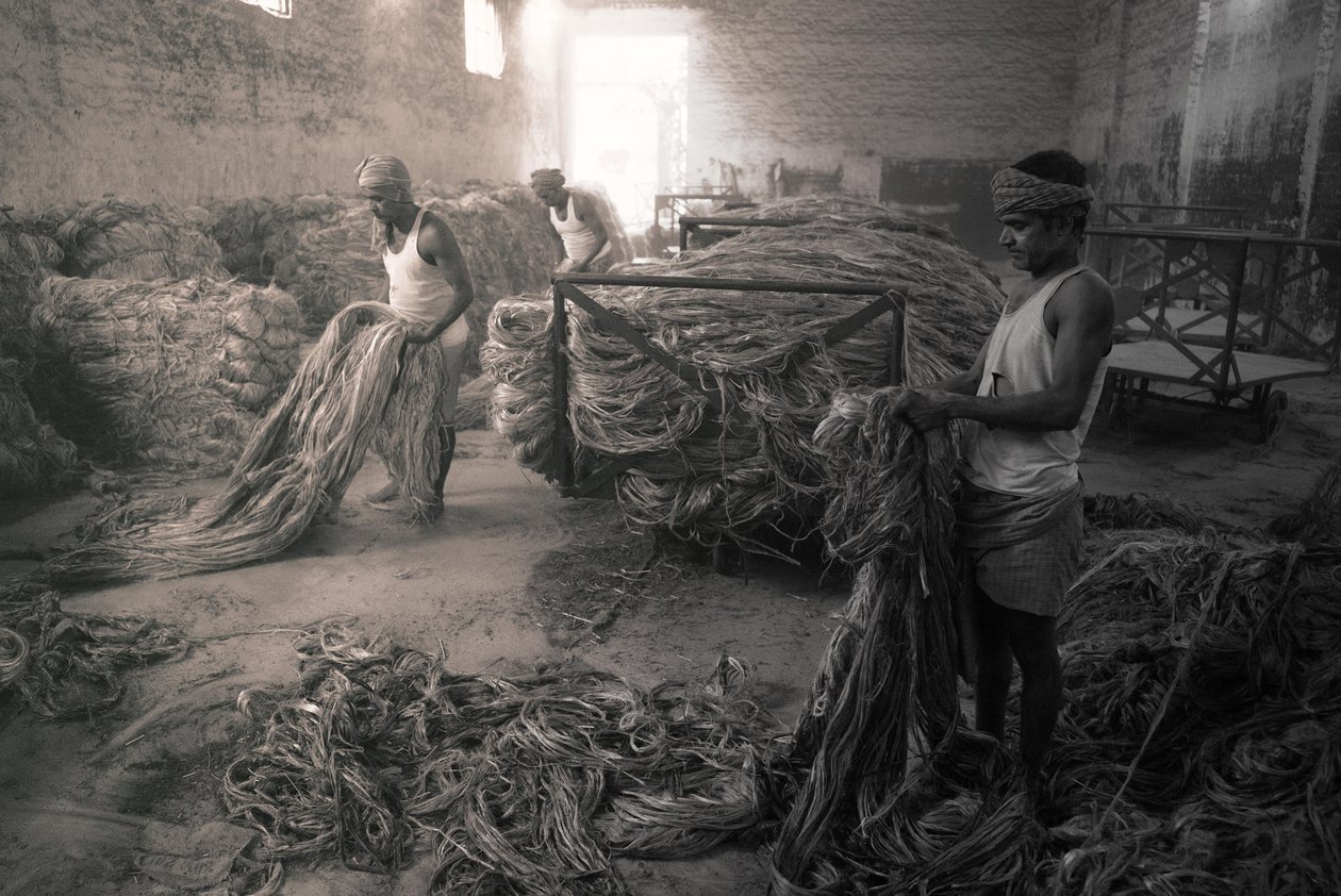 Fábrica de yute, Calcuta, India, 2017 (foto) de Jon Nicholson