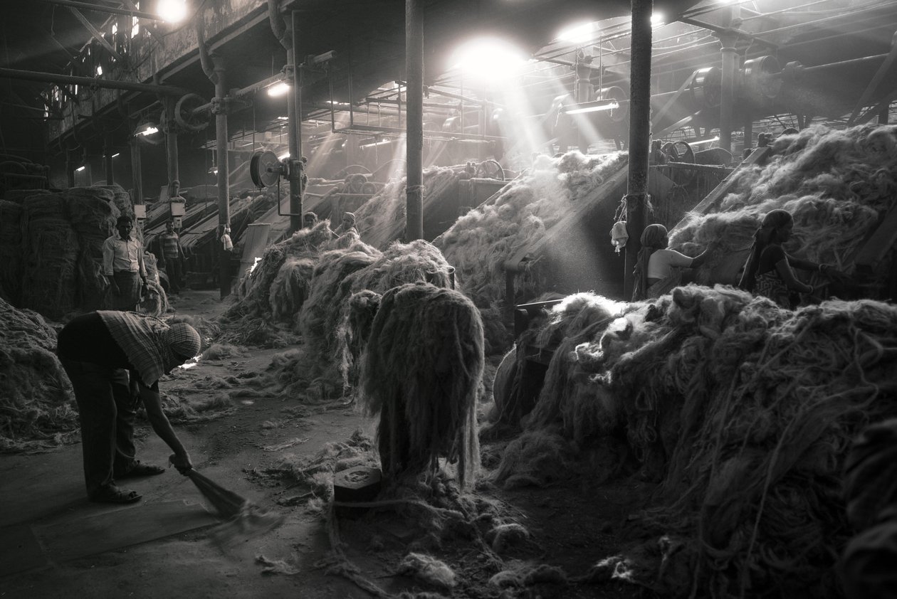 Fábrica de yute, Calcuta, India, 2017 (foto) de Jon Nicholson