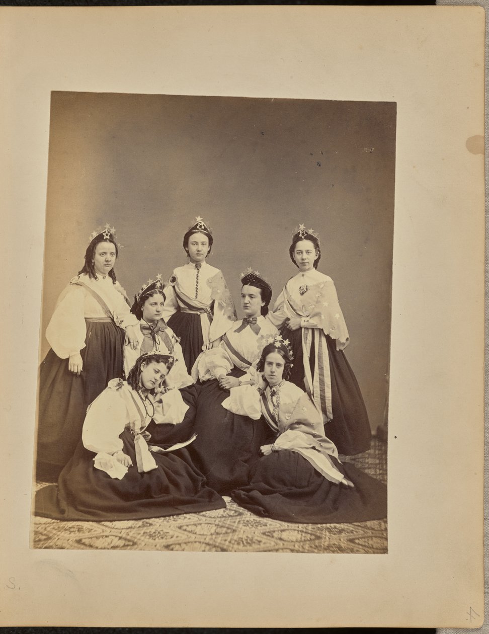 [Retrato de grupo de mujeres con coronas y fajas] de Jordan H. Abbott