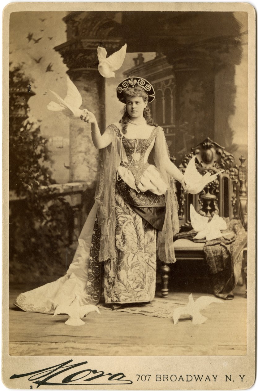 Alva Vanderbilt, en disfraz para su baile de 1883 (impresión en sepia) de José Maria Mora