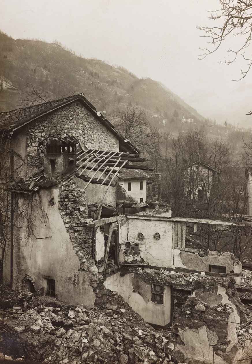 Álbum "Meine weltkriegs - Erinnerungen South-West Front (Carintia, Italia, Tirol del Sur) 31/03/1915-12/11/1918 - Josef Zohles Wien": escombros de una casa de Josef Zohles