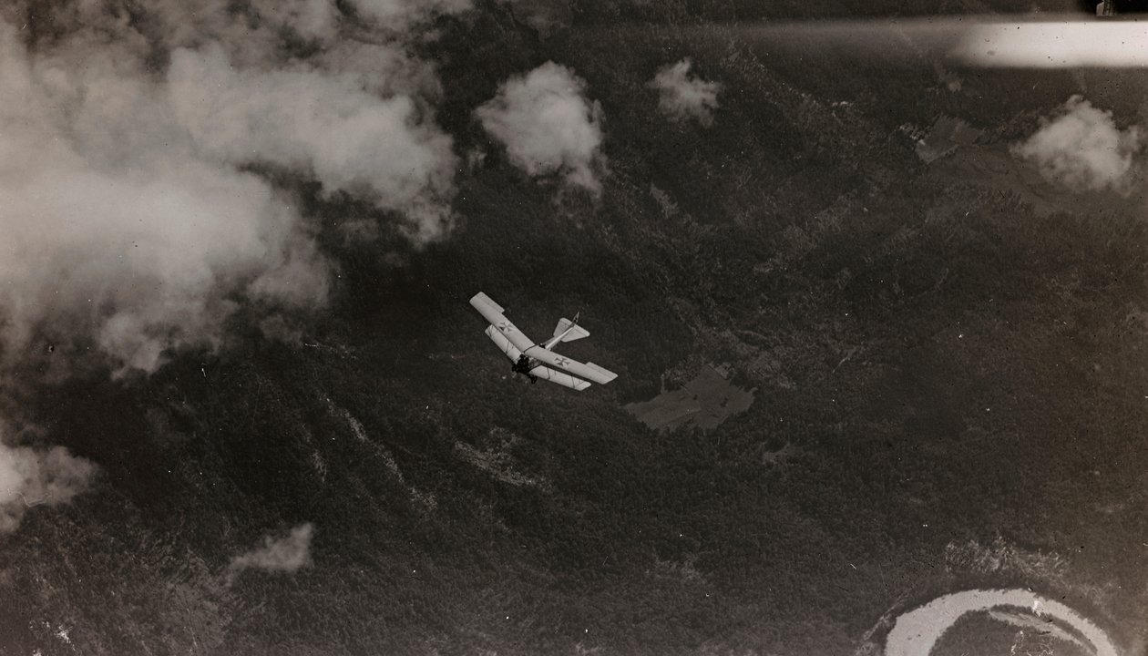 Un avión austriaco sobrevuela de Josef Zohles