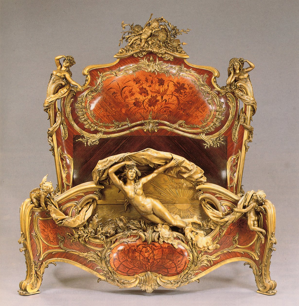 Gran lit de reposes estilo Luis XV con montura de ormolu, madera de tulipán, palo de rosa y marquetería de Joseph Emmanuel Zwiener