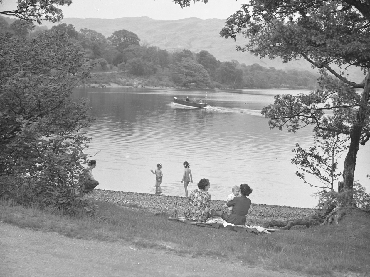 Una familia se divierte junto a un lago, barca en el lago, colinas al fondo de Joseph Hardman