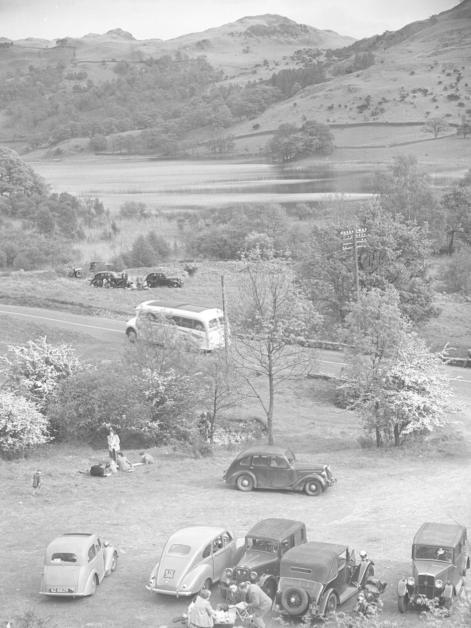 Un grupo de coches aparcados en Rydal Water de Joseph Hardman