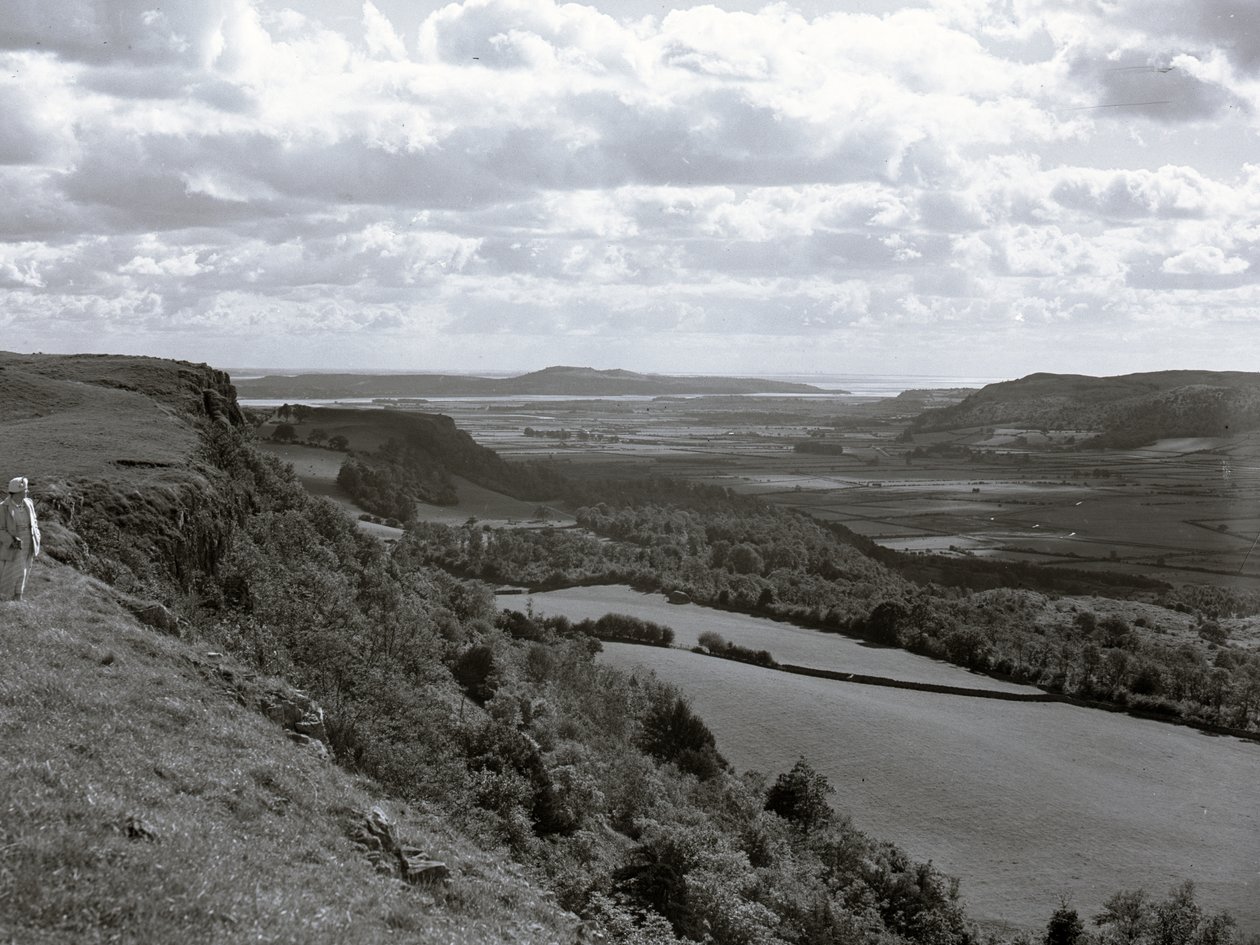 Una señora de pie en una ladera mirando a través del paisaje en Scout Scar de Joseph Hardman