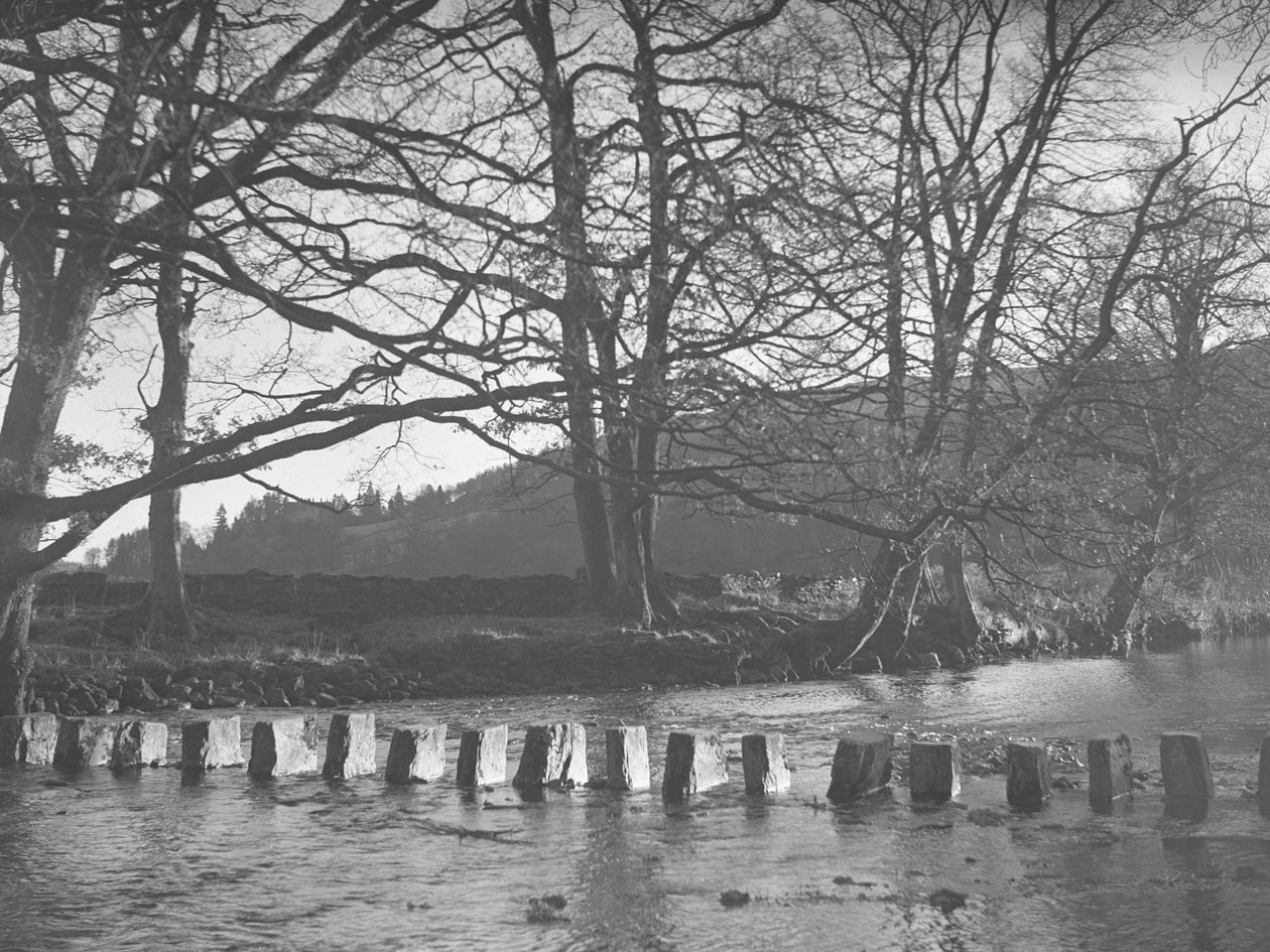 Una hilera de lo que parecen escalones en un arroyo/río en Rydal de Joseph Hardman