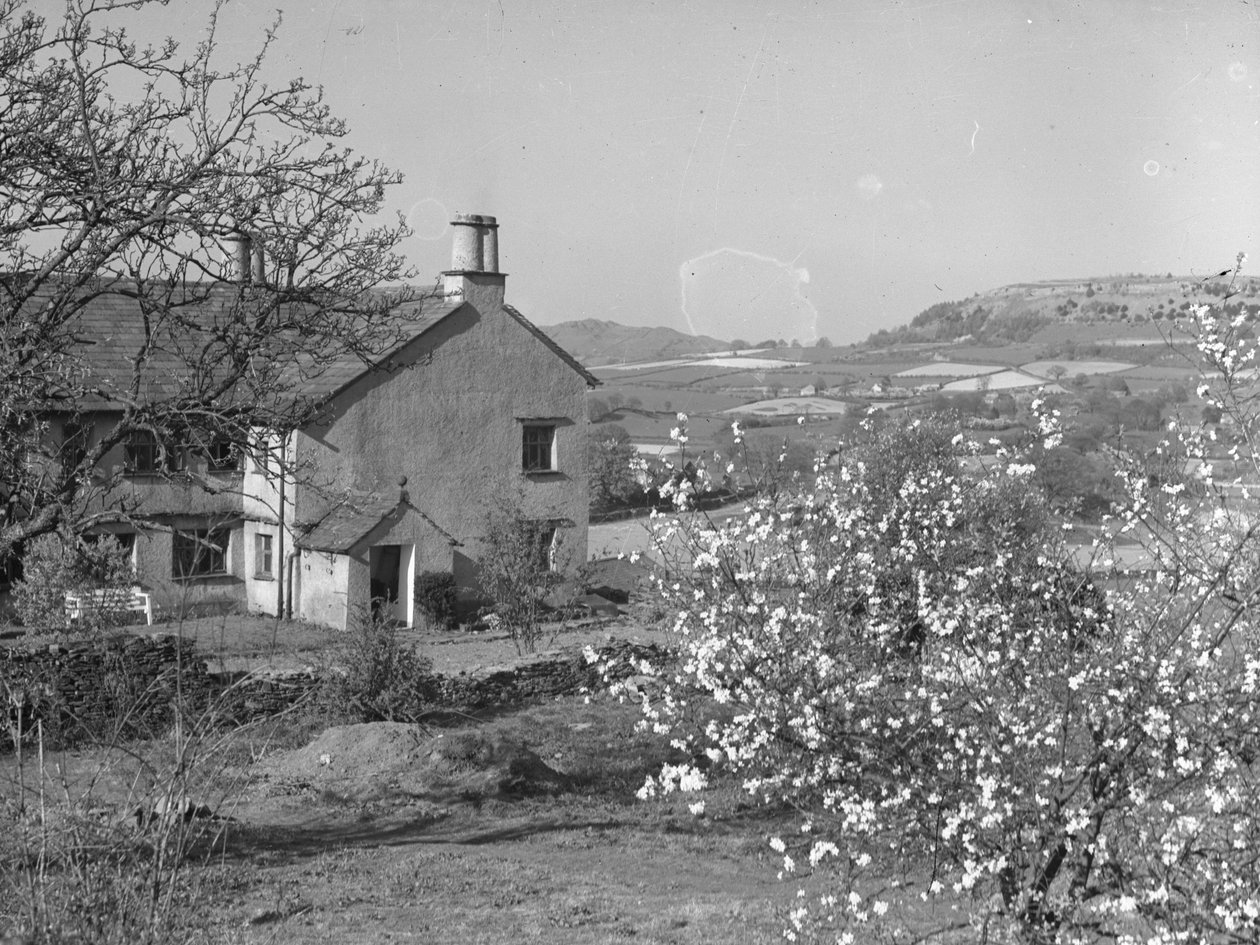 Vista parcial de un edificio rodeado de tierras de cultivo de Joseph Hardman