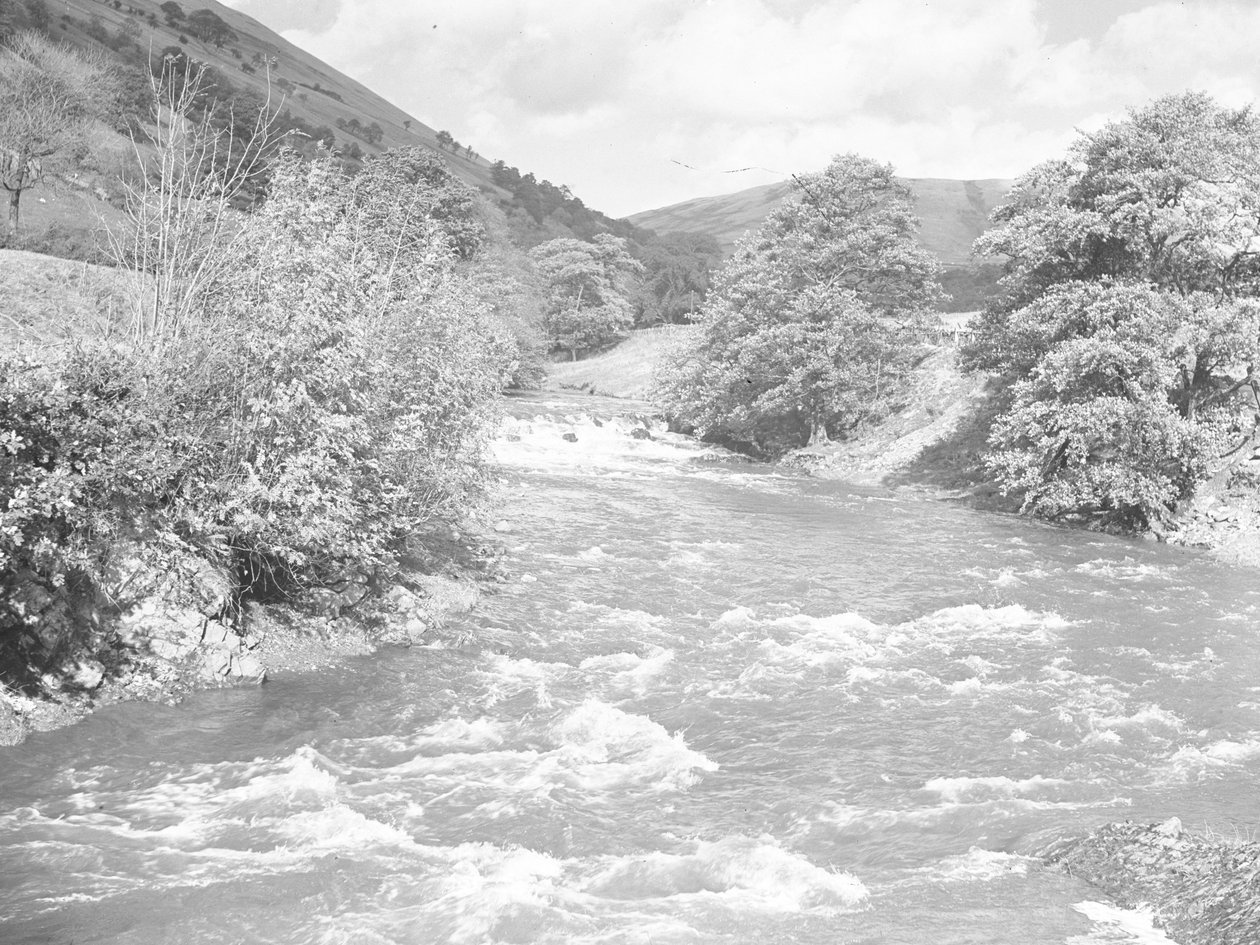 Un río fuerte que atraviesa el paisaje de Joseph Hardman