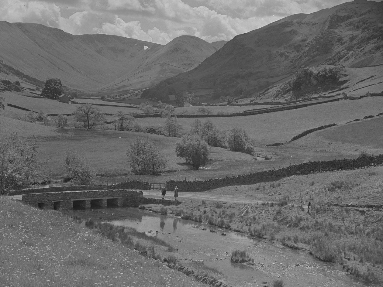 Vista de un puente, un arroyo, campos y colinas de Joseph Hardman