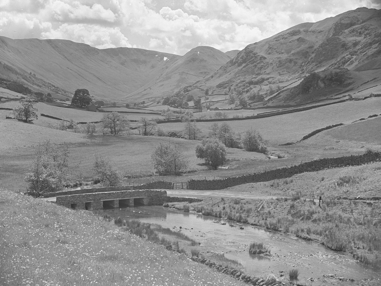 Puente sobre un río rodeado de colinas en Martindale de Joseph Hardman