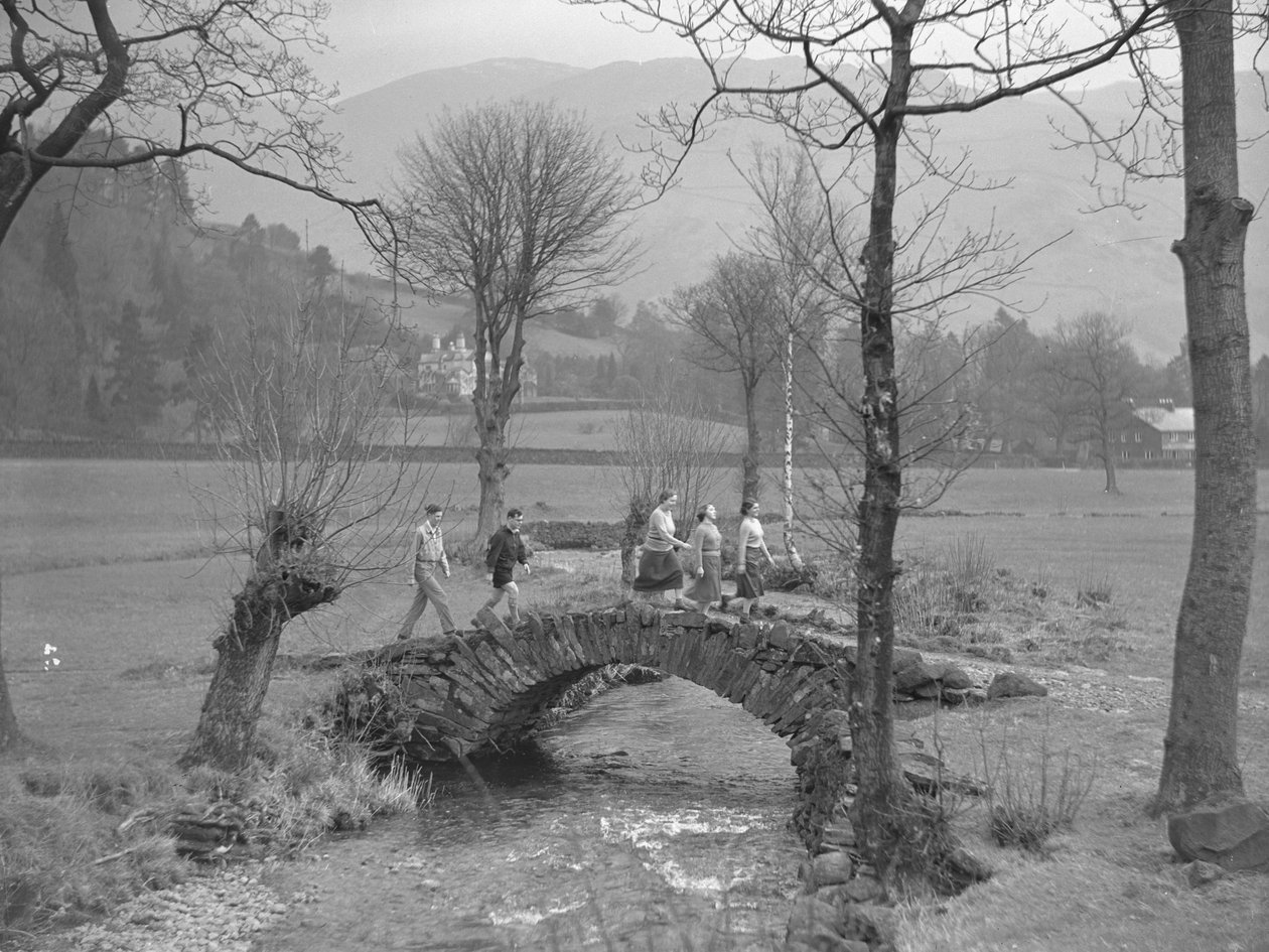 Grupo de jóvenes caminantes sobre un puente de Joseph Hardman