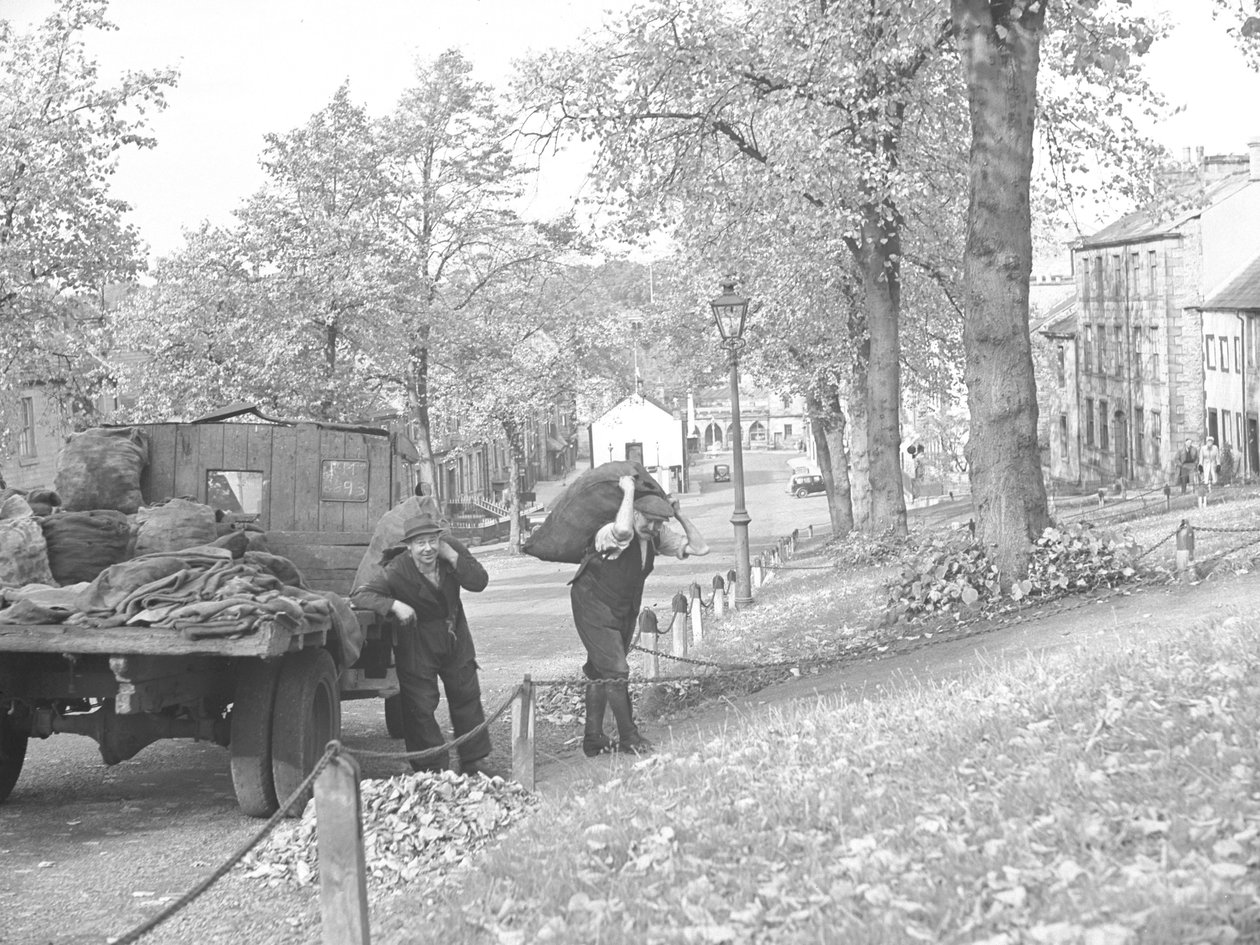 Camión en la calle con dos carboneros cargando sacos de carbón de Joseph Hardman