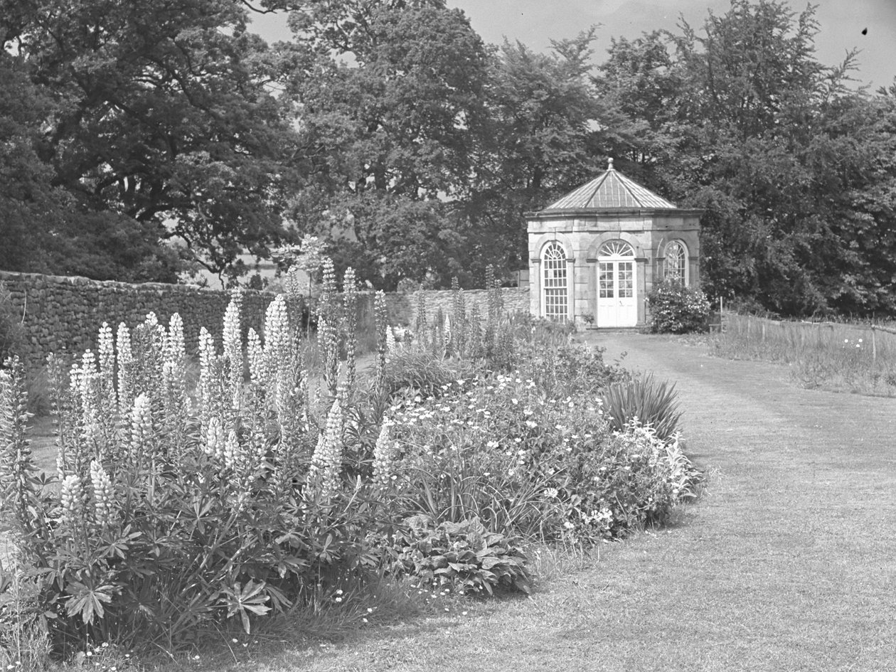 Casita de verano en jardín con césped y parterres de Joseph Hardman
