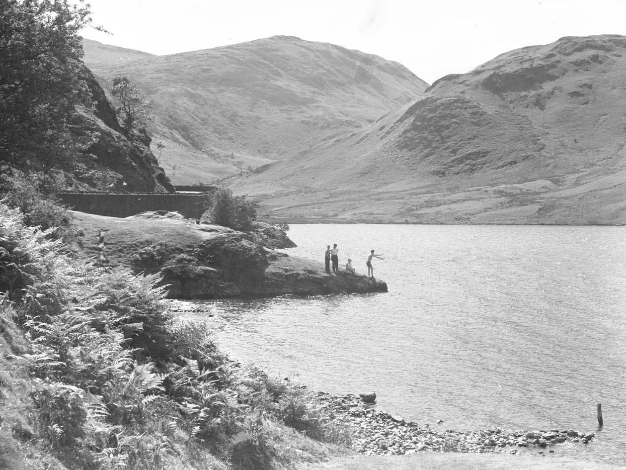 Tres hombres y una mujer en un peñasco en el lago pescando, fells al fondo de Joseph Hardman