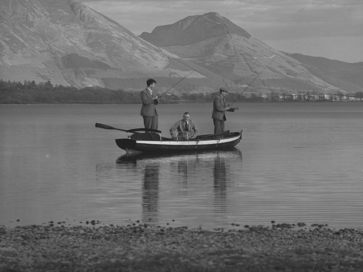Tres hombres en una barca de remos en un lago pescando, uno de ellos en el mar; paisaje marino; ted, fells al fondo de Joseph Hardman