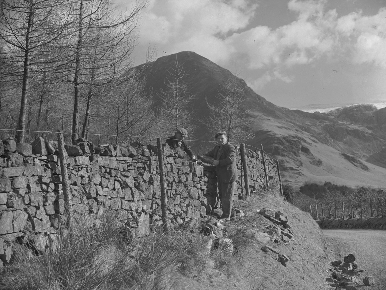 Dos amuralladores trabajando en la pared de Joseph Hardman