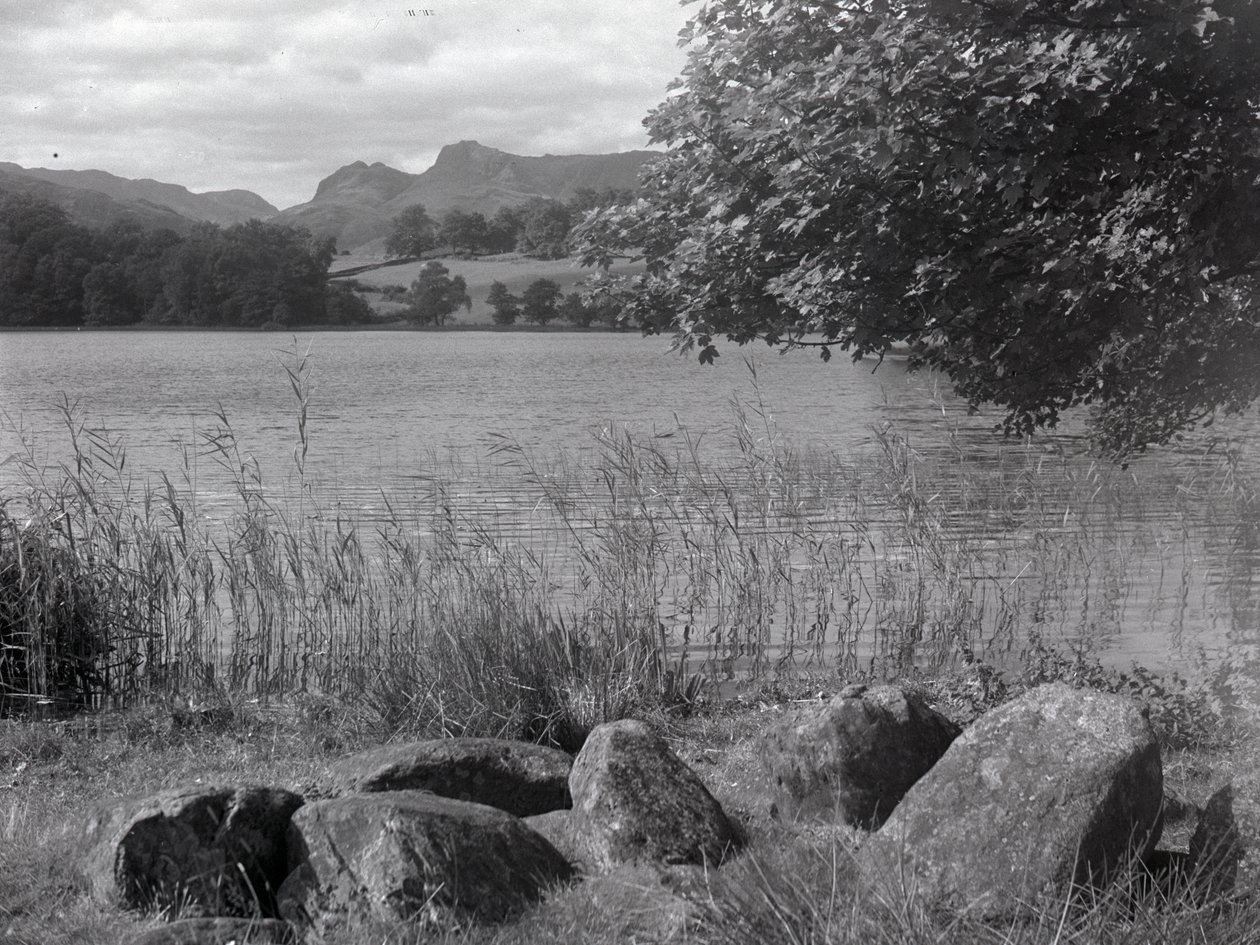 Vista de Loughrigg Tarn, en primer plano unas piedras clavadas en el suelo. de Joseph Hardman