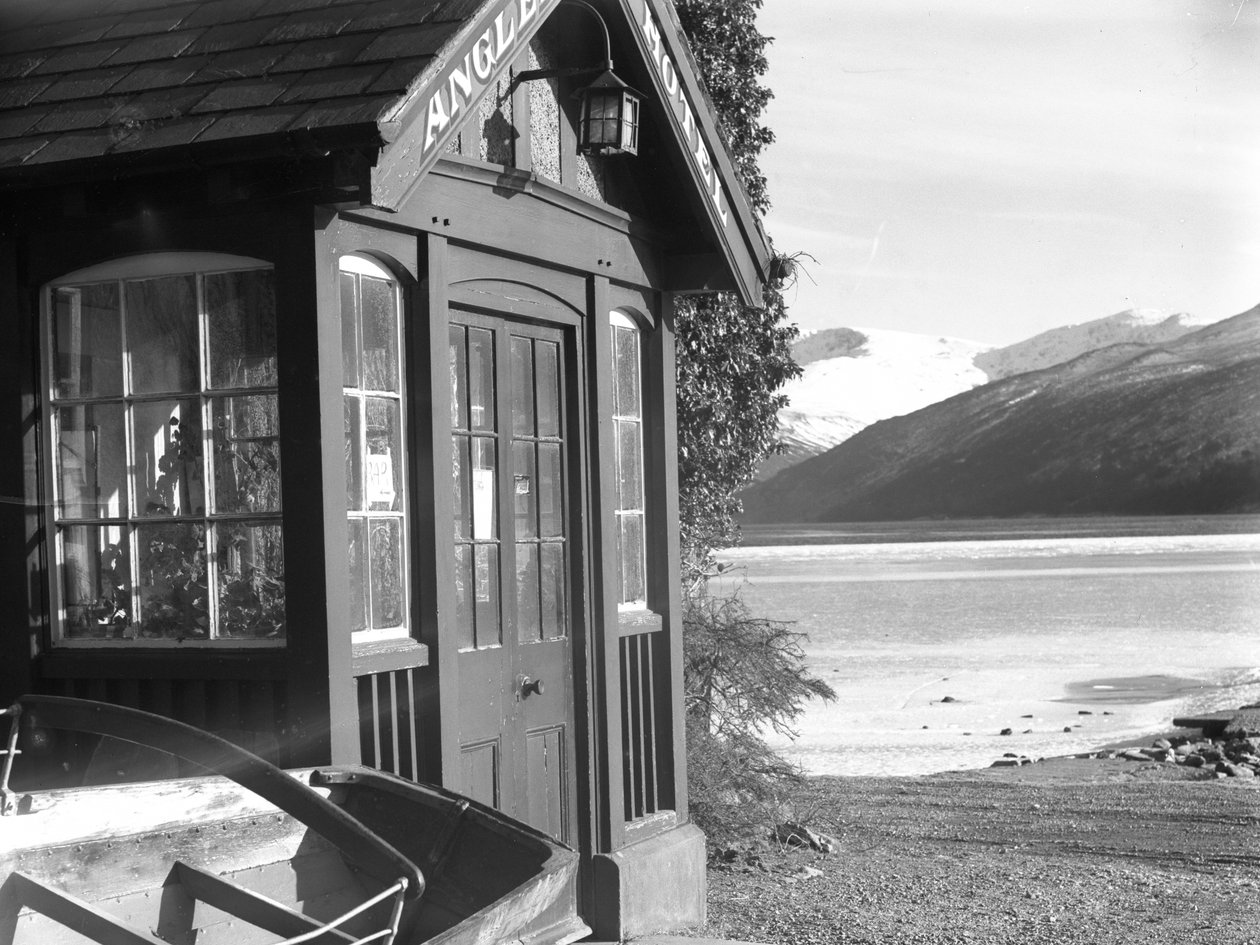 Vista de una entrada al "Anglers Hotel", lago y colinas a la derecha de la imagen de Joseph Hardman