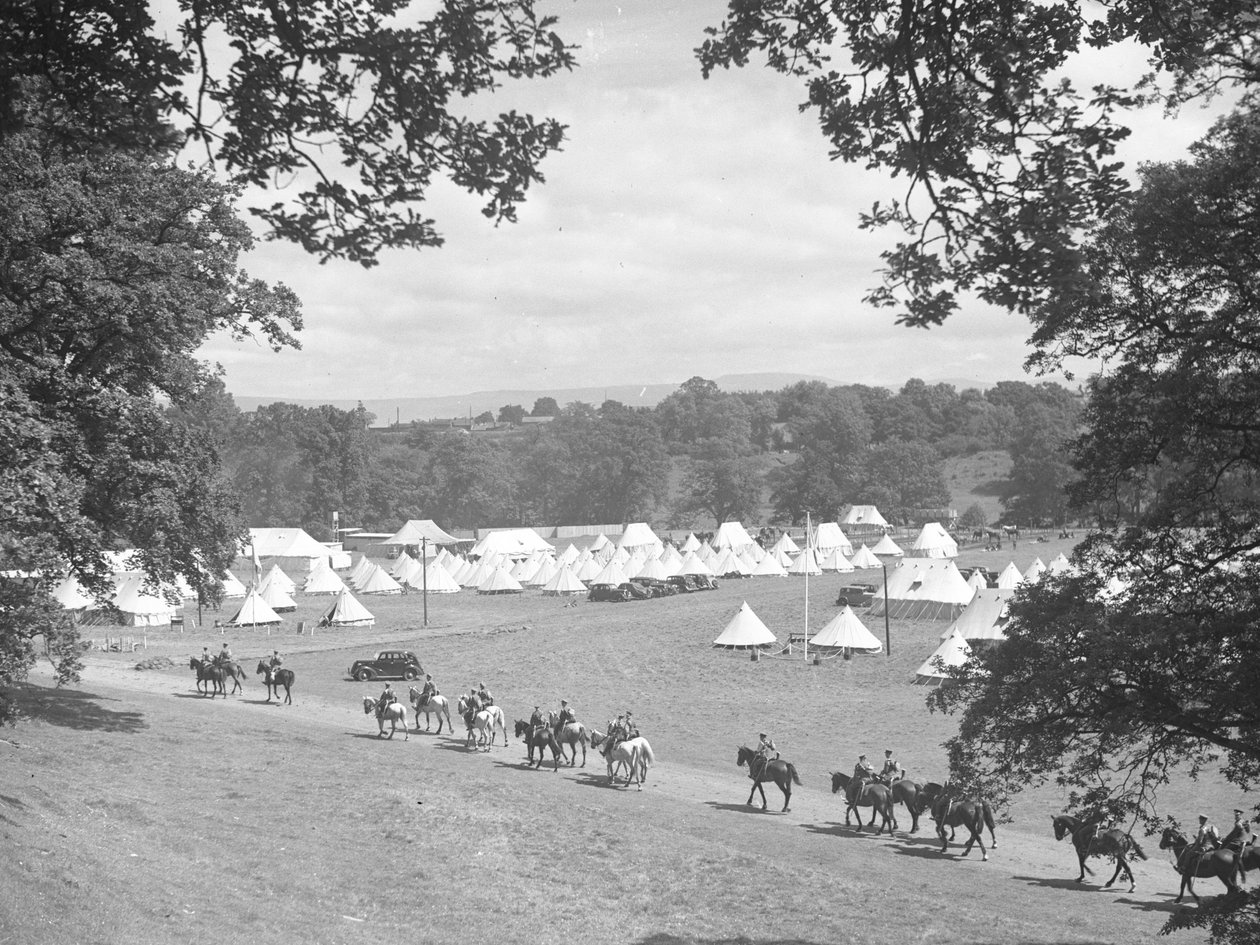 Vista de varias tiendas en forma de cono, a la izquierda lo que parecen ser hombres uniformados a caballo (¿ejército) de Joseph Hardman