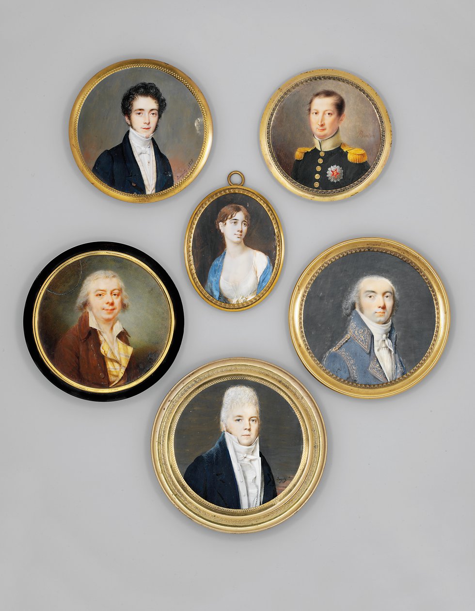 Un joven oficial, con abrigo verde oscuro con cuello verde claro y charreteras doradas, llevando la estrella de pecho de la Orden Real de España de Joseph Marie Bouton