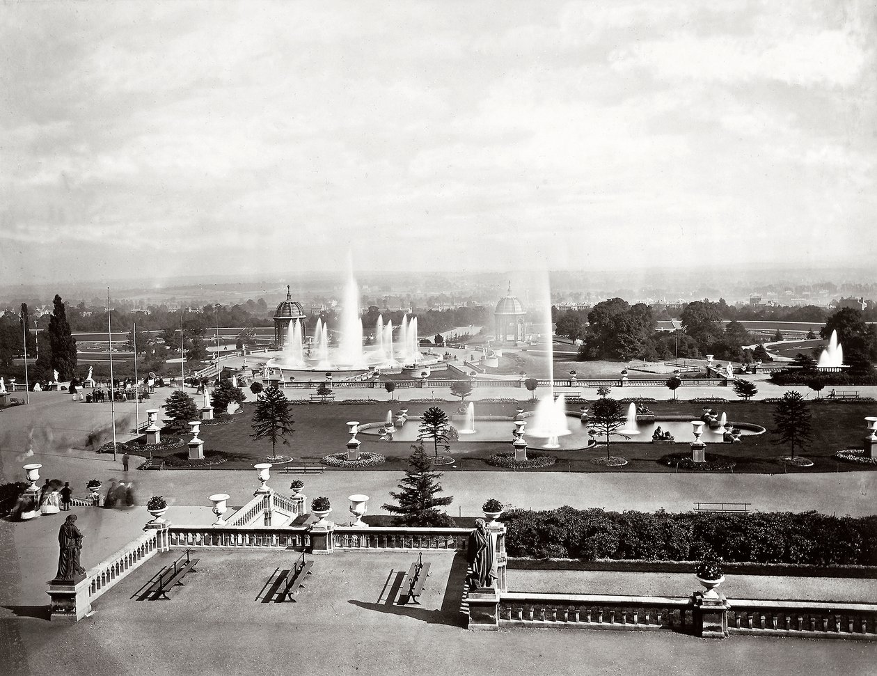 El Palacio de Cristal en Londres: terrazas y fuentes, c.1870 (foto en blanco y negro) de Joseph Paxton