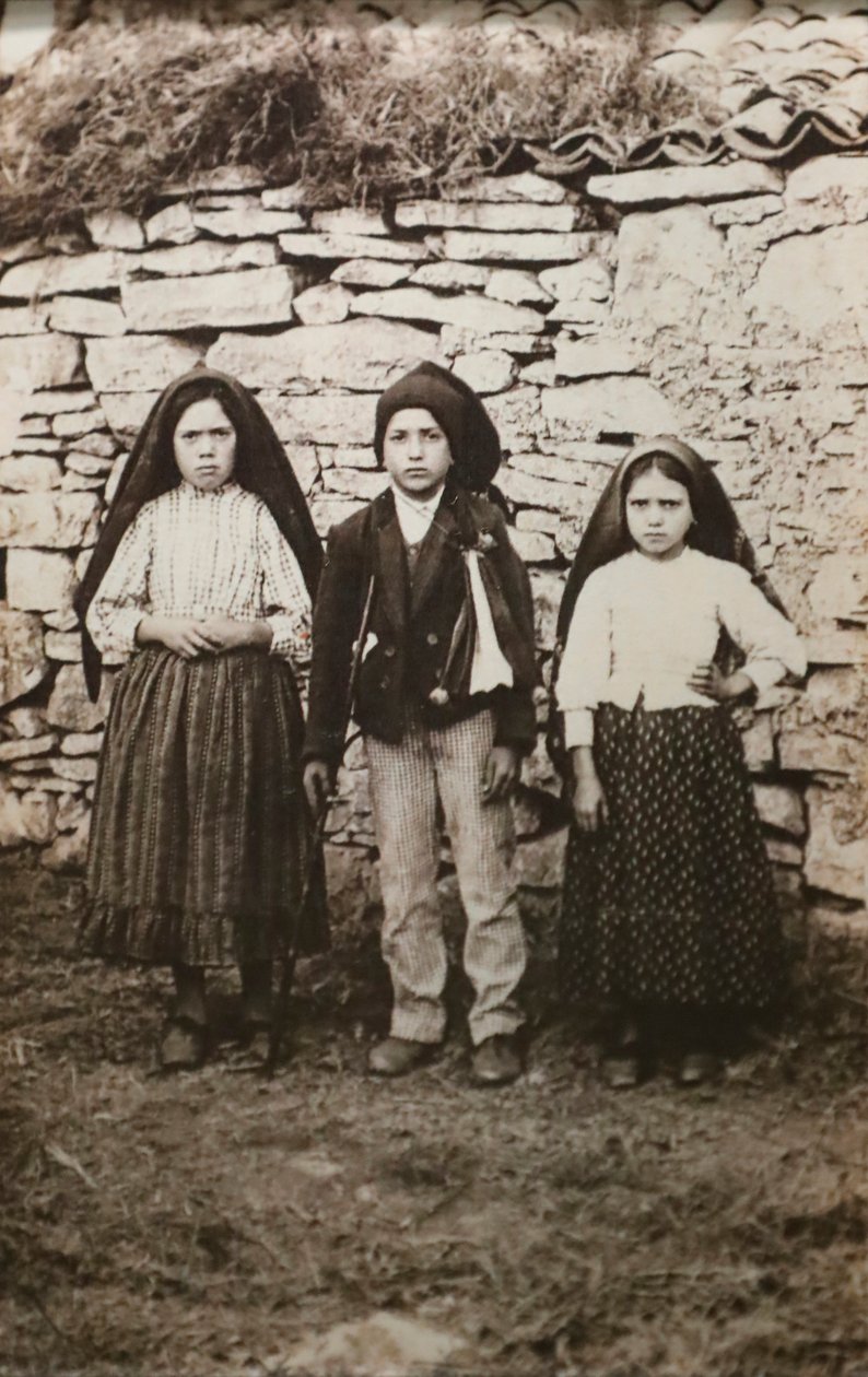 Santuario de Fátima. Lucía dos Santos y sus primos Francisco y Jacinta Marto. Nuestra Señora de Fátima. Portugal. de Joshua Benoliel