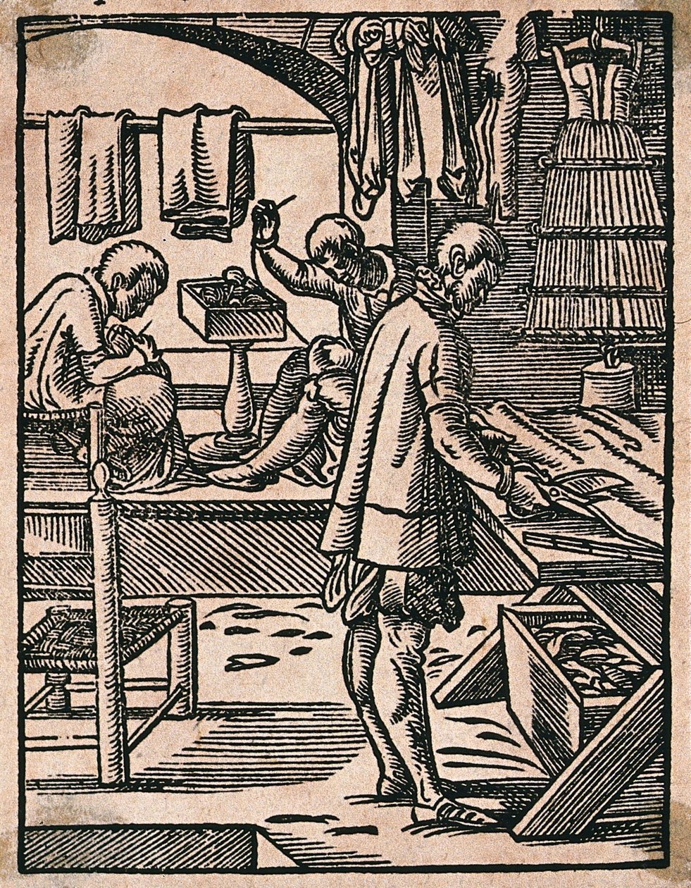 Un sastre corta tela con tijeras mientras sus colegas cosen en un banco. Xilografía de J. Amman. de Jost Amman