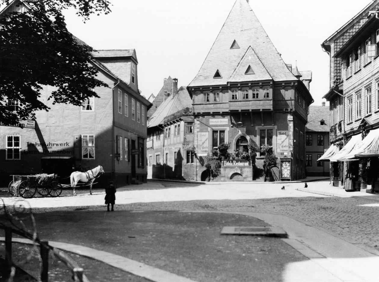 Un viejo hotel en la plaza del pueblo, Goslar, c.1910 de Jousset