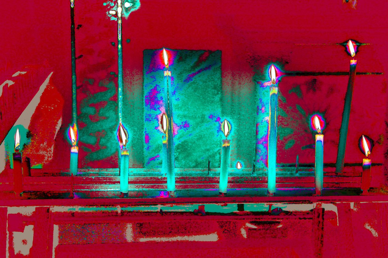 All But One, de la serie, Votive Candles, 2015 (fotografía) de Joy Lions