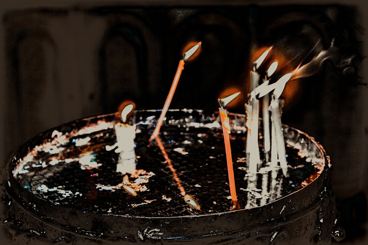 Velas encendidas; de la serie Iglesia del Santo Sepulcro, 2016 (fotografía). de Joy Lions